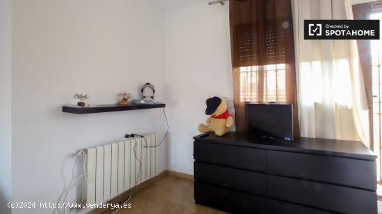 Habitación con balcón y baño privado en apartamento de 3 dormitorios en Campanar. - VALENCIA