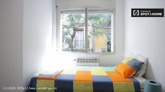 Se alquila habitación en apartamento de 3 dormitorios en Barcelona - BARCELONA