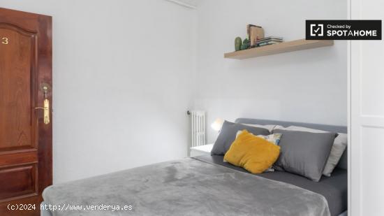 Habitación amueblada en apartamento de 5 dormitorios en alquiler en Carabanchel - MADRID