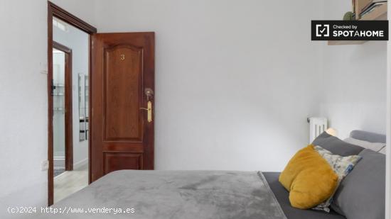 Habitación amueblada en apartamento de 5 dormitorios en alquiler en Carabanchel - MADRID