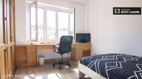 Habitación bien amueblada en alquiler en un apartamento de 7 dormitorios en Prosperidad - MADRID