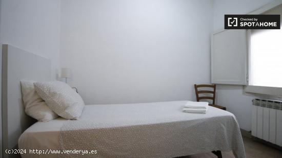 Se alquila habitación en apartamento de 3 dormitorios en Barcelona - BARCELONA