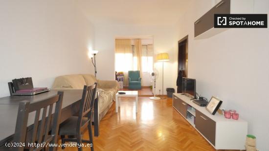 Bonita habitación en alquiler en acogedor apartamento de 3 dormitorios en Barcelona. - BARCELONA