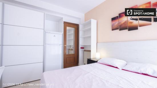 Habitación con balcón en un apartamento de 4 dormitorios en Carabanchel - MADRID