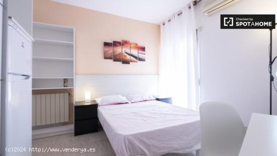 Habitación con balcón en un apartamento de 4 dormitorios en Carabanchel - MADRID