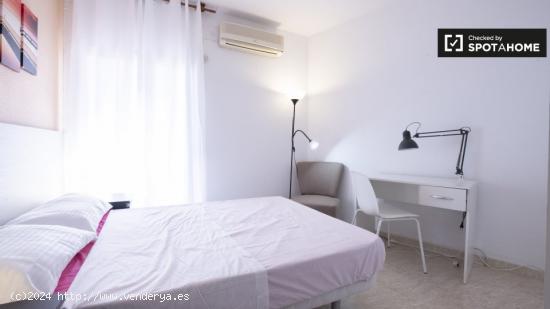 Habitación con balcón en un apartamento de 4 dormitorios en Carabanchel - MADRID