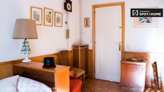 Habitación luminosa en un apartamento de 4 dormitorios en L'Esquerra de l'Eixample - BARCELONA