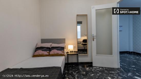 Habitación abierta en apartamento de 8 habitaciones en Ciutat Vella. - VALENCIA