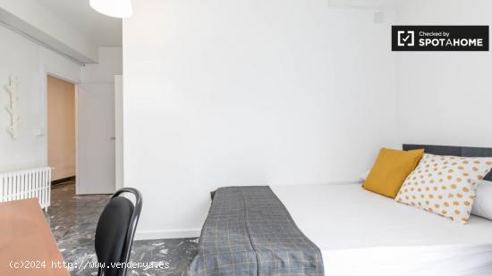 Amplia habitación en un apartamento de 8 habitaciones en Ciutat Vella - VALENCIA