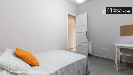 Habitación moderna en un apartamento de 5 dormitorios en L'Eixample - VALENCIA