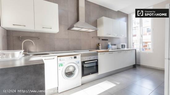 Habitación moderna en un apartamento de 5 dormitorios en L'Eixample - VALENCIA