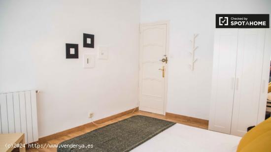 Se alquila habitación en apartamento de 6 dormitorios en L'Eixample. - VALENCIA