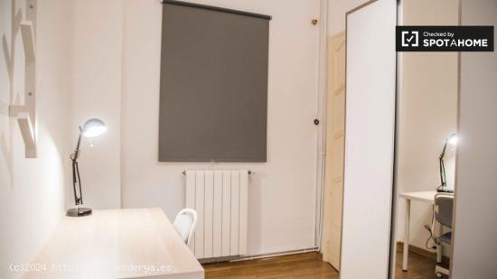 Se alquila habitación en apartamento de 6 dormitorios en L'Eixample. - VALENCIA