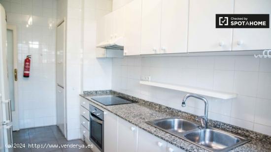 Se alquila habitación en apartamento de 6 dormitorios en L'Eixample. - VALENCIA