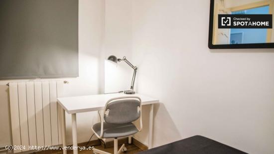 Se alquila habitación en apartamento de 6 dormitorios en L'Eixample. - VALENCIA