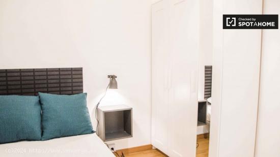 Se alquila habitación en apartamento de 6 dormitorios en L'Eixample. - VALENCIA