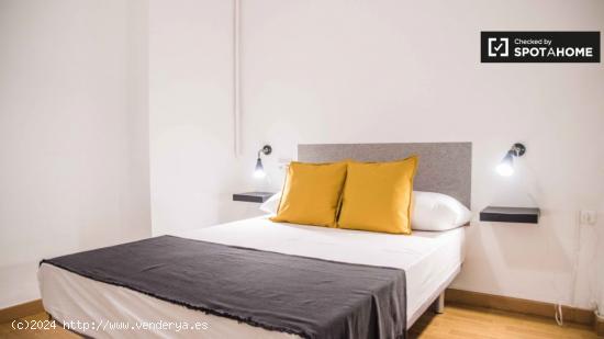 Se alquila habitación en apartamento de 6 dormitorios en L'Eixample. - VALENCIA