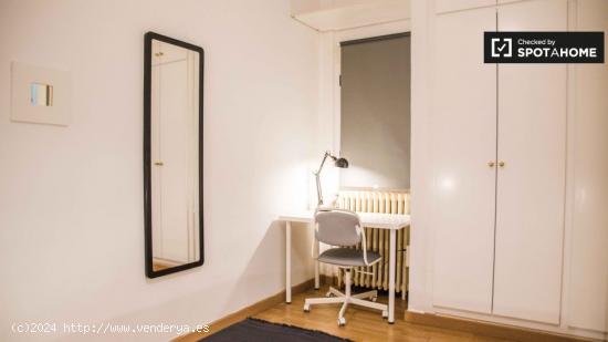 Se alquila habitación en apartamento de 6 dormitorios en L'Eixample. - VALENCIA