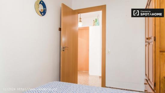 Acogedora habitación en alquiler en el clásico apartamento de 4 dormitorios en Camins al Grau - VA