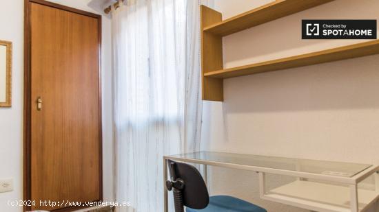 Alegre habitación en alquiler en apartamento de 4 dormitorios en Camins al Grau. - VALENCIA