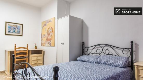 Amplia habitación en alquiler en apartamento de 4 dormitorios en Camins al Grau - VALENCIA