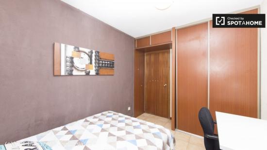 Habitación ordenada en alquiler en apartamento de 5 dormitorios en Alcalá - MADRID