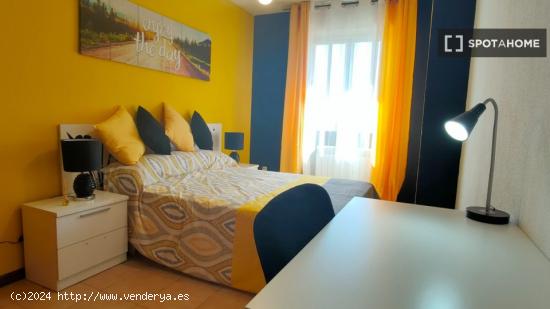 Amplia habitación en alquiler en apartamento de 5 dormitorios en Alcalá. - MADRID