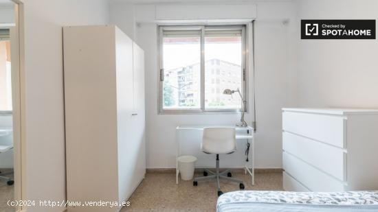 Se alquila habitación en un moderno apartamento de 5 dormitorios en La Saïdia - VALENCIA