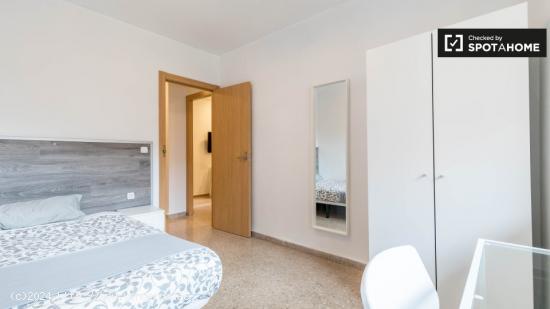 Se alquila habitación en un moderno apartamento de 5 dormitorios en La Saïdia - VALENCIA