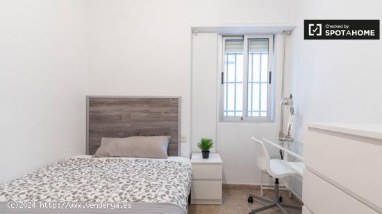 Se alquila habitación en un moderno apartamento de 5 dormitorios en La Saïdia - VALENCIA