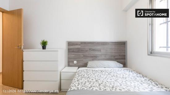 Se alquila habitación en un moderno apartamento de 5 dormitorios en La Saïdia - VALENCIA