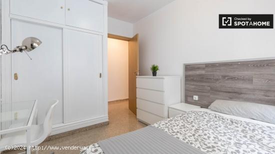 Se alquila habitación en un moderno apartamento de 5 dormitorios en La Saïdia - VALENCIA