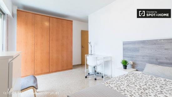 Se alquila habitación en un moderno apartamento de 5 dormitorios en La Saïdia - VALENCIA