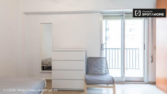 Se alquila habitación en un moderno apartamento de 5 dormitorios en La Saïdia - VALENCIA