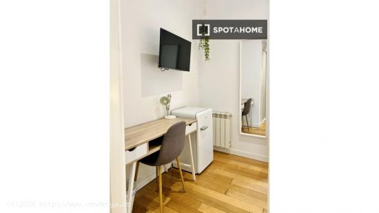 Elegante habitación en alquiler en apartamento de 6 dormitorios en Centro, Madrid - MADRID