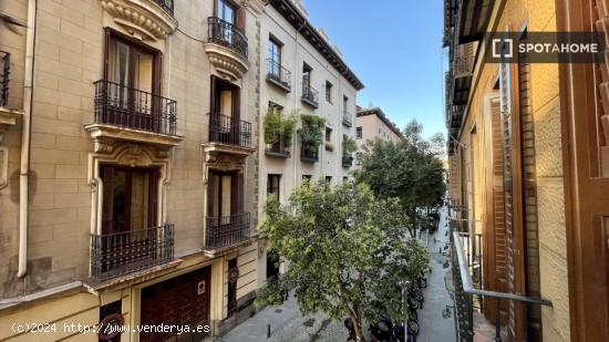 Amplia habitación en alquiler en apartamento de 6 dormitorios en Centro. - MADRID