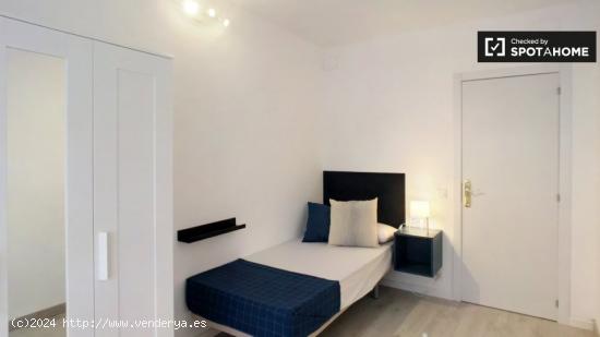 Linda habitación en alquiler en apartamento de 5 dormitorios en Puente de Vallecas - MADRID