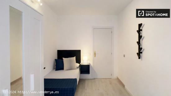 Linda habitación en alquiler en apartamento de 5 dormitorios en Puente de Vallecas - MADRID