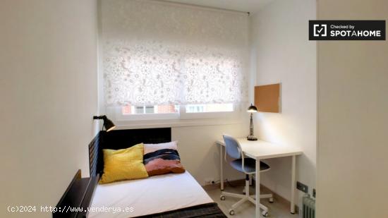 Gran habitación en alquiler en apartamento de 5 dormitorios en Puente de Vallecas. - MADRID