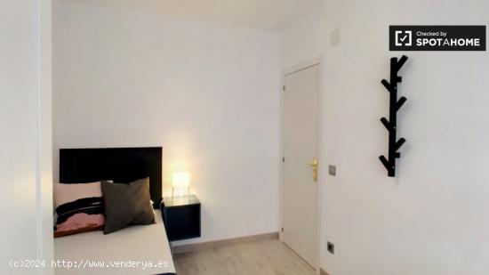 Bonita habitación en alquiler en apartamento de 5 dormitorios en Puente de Vallecas. - MADRID