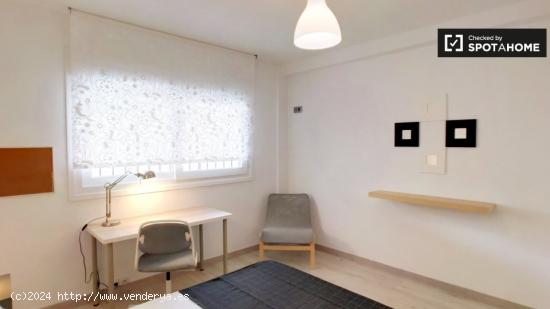 Adorable habitación en alquiler en apartamento de 5 dormitorios en Puente de Vallecas. - MADRID