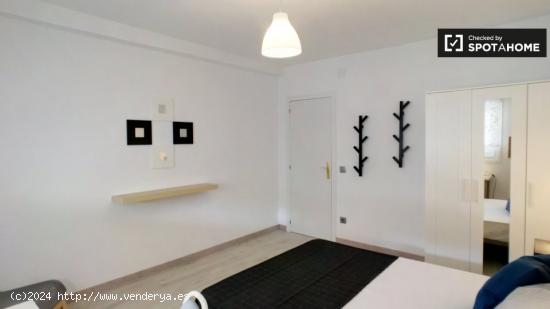 Adorable habitación en alquiler en apartamento de 5 dormitorios en Puente de Vallecas. - MADRID