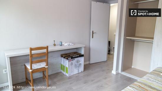 Se alquila habitación luminosa en apartamento de 2 dormitorios, Sant Martí - BARCELONA