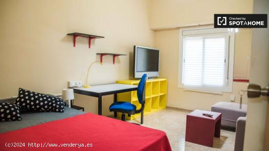 Amplia habitación en alquiler, apartamento de 5 dormitorios, El Pla del Real. - VALENCIA