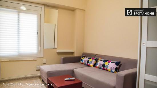 Amplia habitación en alquiler, apartamento de 5 dormitorios, El Pla del Real. - VALENCIA