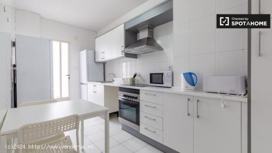 Cómoda habitación para alquilar en un moderno apartamento de 6 camas en L'Eixample - VALENCIA