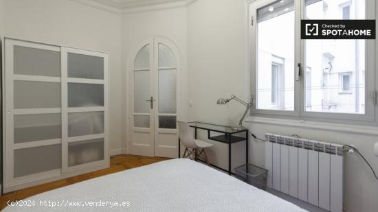 Acogedora habitación en alquiler en apartamento de 5 dormitorios en Centro. - MADRID