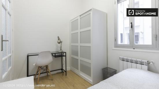 Elegante habitación en alquiler en apartamento de 5 dormitorios en Centro - MADRID