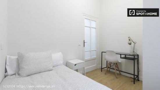 Elegante habitación en alquiler en apartamento de 5 dormitorios en Centro - MADRID