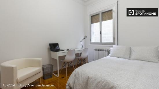 Elegante habitación en alquiler en apartamento de 5 dormitorios en Centro - MADRID